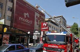 Başkent’te çatı yangını itfaiyeyi alarma geçirdi