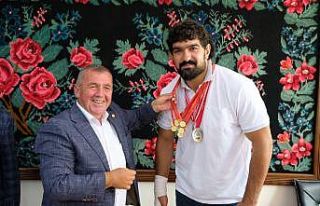 Başpehlivan Koç’a görkemli karşılama