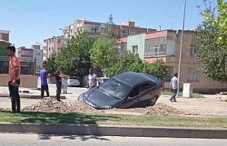 Batman’da araç çukura düştü