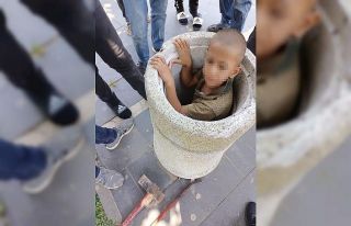 Batman’da beton çöp kutusuna sıkışan çocuk...