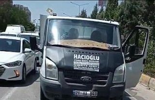 Batman’da kamyonet ile otomobil çarpıştı: 2...