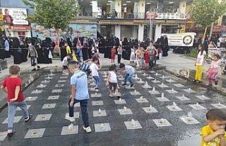 Batman’da sıcaktan bunalan çocuklar, fıskiyelerin...