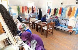 Battalgazili kadınlar Malatya motifli halılar dokuyor