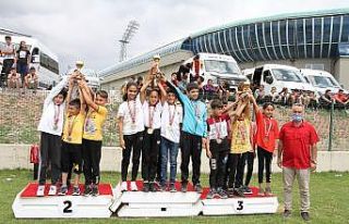 Bayrak yarışları nefes kesti