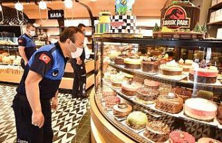 Bayram öncesi tatlı ve kuruyemiş satışı yapan...