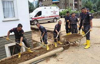 Bayramın 1. günü jandarmadan Güneysu’da temizlik...
