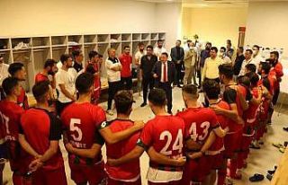 Belediye başkanının rakip takımın oyuncularına...