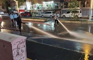 Belediye ekiplerinin gece mesaisi sürüyor