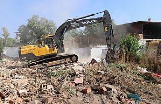 Belediye tehlike arz eden metruk binayı yıktı