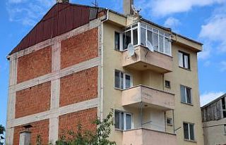 Belediyenin aşçısı apartmanın terasında ölü...