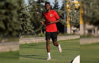 Bernard Mensah takıma katıldı