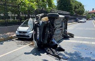Beşiktaş’ta refüje çarpan otomobil yan yattı,...