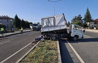 Beton mikseri kamyonete çarptı: 4 yaralı