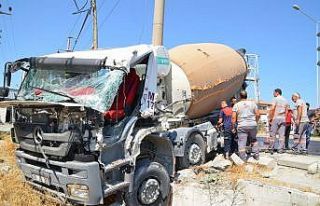 Beton mikseri, kırmızı ışıkta bekleyen kamyona...