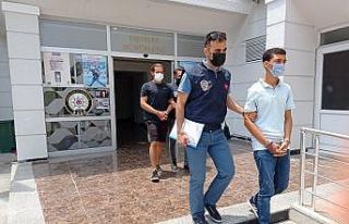 Bıçak çekip çocukların telefonunu gasp ettiler