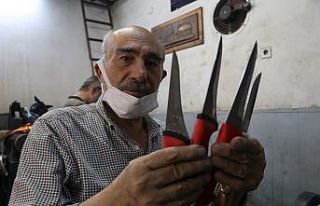 Bıçaklar kurbanlıklar için bileniyor