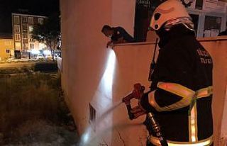 Bilecik’te boş arazide çıkan yangın ekipleri...