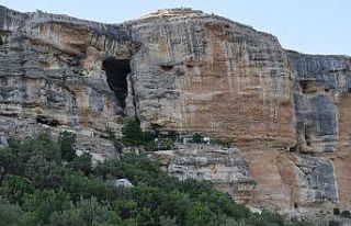 Bin 700 metre yükseklikteki mağara evler ilgi odağı...