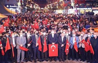 Binlerce kişi, Türk bayraklarıyla demokrasi nöbeti...