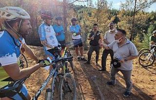 Bisiklet tutkunları yanan orman alanlarını gezdi