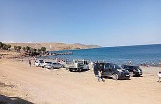 Bitlis’te vatandaşlar Van Gölü’ne akın etti