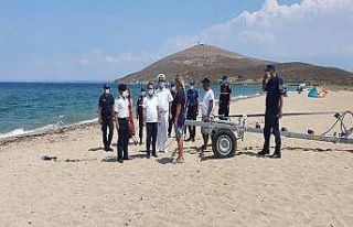 Bozcaada’da zıpkınla balık avlamak için denize...