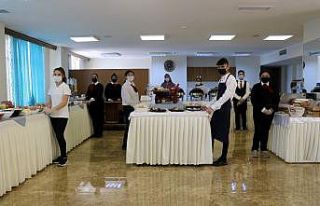 Bu otel diğerlerinden farklı, her kademesinde öğrenci...
