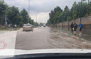 Bursa 10 dakikalık sele teslim oldu...Yollar göle...