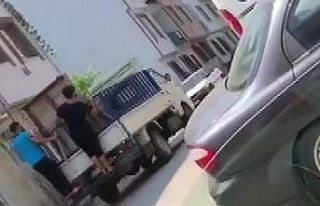 Bursa kaçan boğan, kendisini kovalayan adamı böyle...