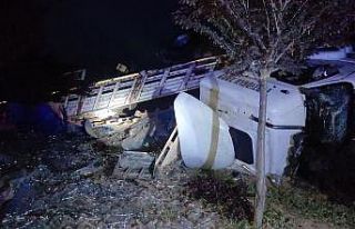 Bursa’da cam şişe yüklü tır devrildi, kara...