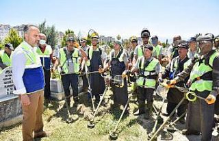 Bursa’da mezarlıklar bayrama hazır