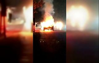 Bursa’da park halindeki otomobil alev alev yandı