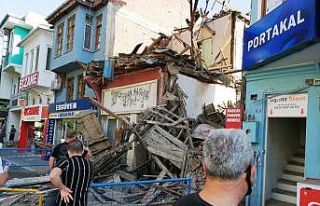Bursa’da tarihi bina çöktü