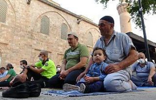 Bursa’da tarihi camiler doldu taştı