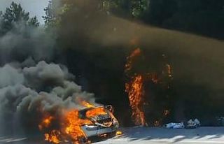 Bursa’da yanan otomobildeki alevler ormana sıçradı