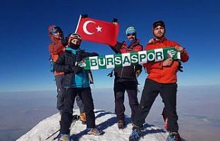 Bursalı dağcılar Ağrı Dağı zirvesinde