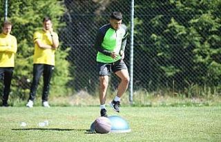 Bursasporlu futbolcular sabah antrenmanında oldukça...