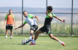 Bursaspor’un genç oyuncuları forma savaşı veriyor