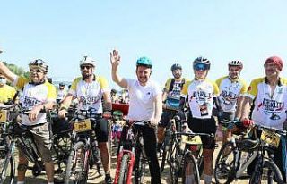 Büyükakın, bisikletçilerle birlikte pedal çevirdi