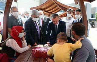 Büyükakın, hasta ve yakınlarını ziyaret etti