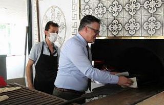 Büyükelçi, taş fırında yemek pişirdi, ekmek...