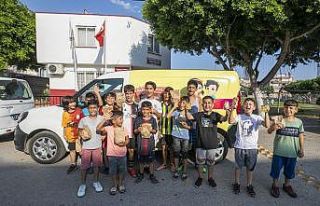 Büyükşehir Belediyesinden çocuklara mamul ve limonata