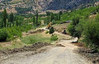 Büyükşehir’den Çağlayancerit’te yol çalışması