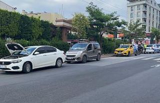 Caddede yolcu indirmek istedi, 3 araç birbirine girdi