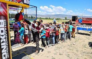 Çadır hayatı sürdüren tarım işçilerinin çocukları...