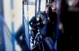 Çaldığı bisikletleri belediye otobüsüyle taşıyan...