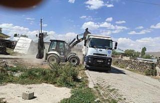Çaldıran Belediyesi kırsal mahalleleri temizliyor