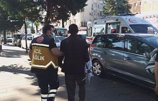 Cam parçası ile kendisine zarar verdi
