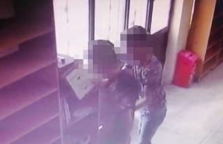Caminin sadaka kutusundaki paraları çalan şahıslar...