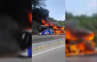 Çanakkale’de yolcu otobüsü alev alev yandı